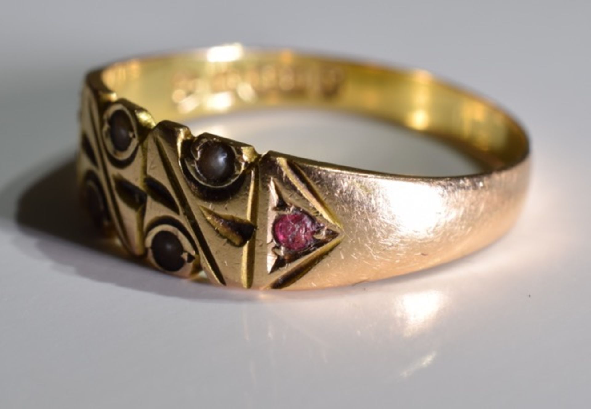 A 15ct gold old victorian gem set ring. 2.0 grms - size I. - Image 3 of 3