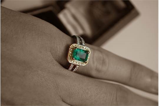 2.35ct Emerald Cut Diamond Gold Dress Ring - Image 3 of 20