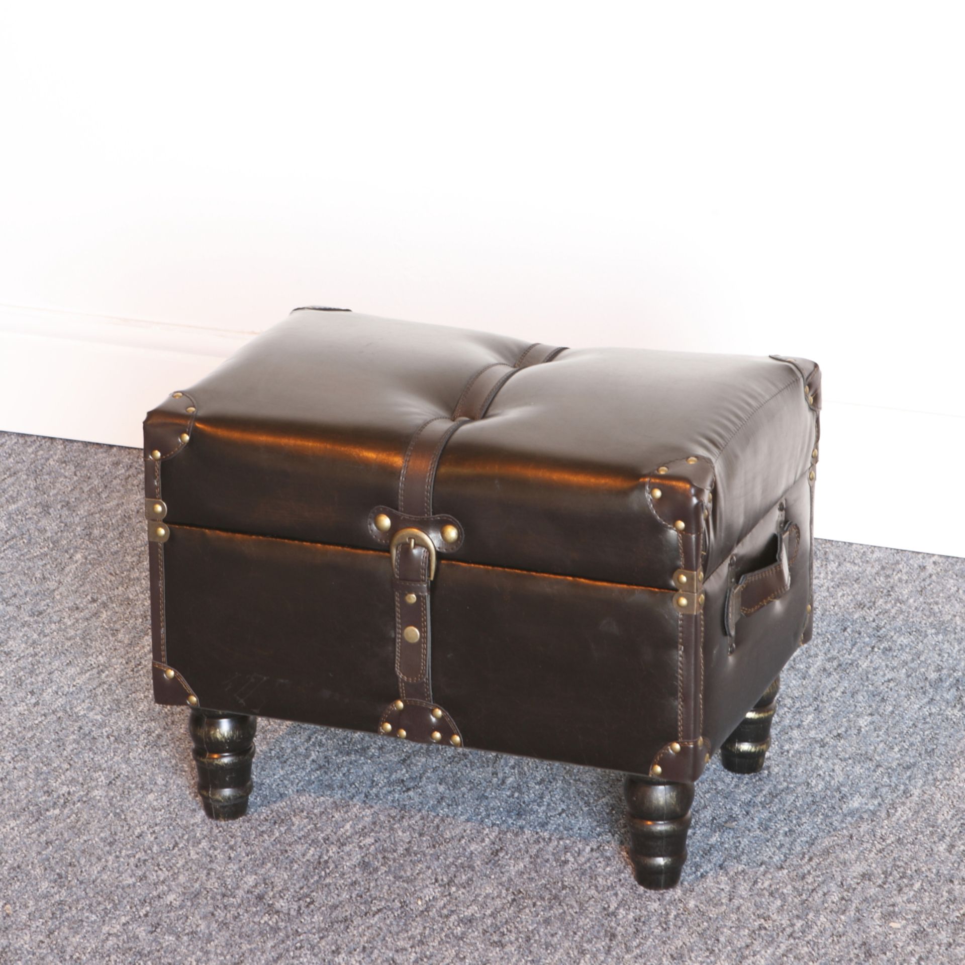 High Resale Value. High Resale Value .Set of 3 Large Fox Leather Storage Ottomans. High-quality. - Image 5 of 5