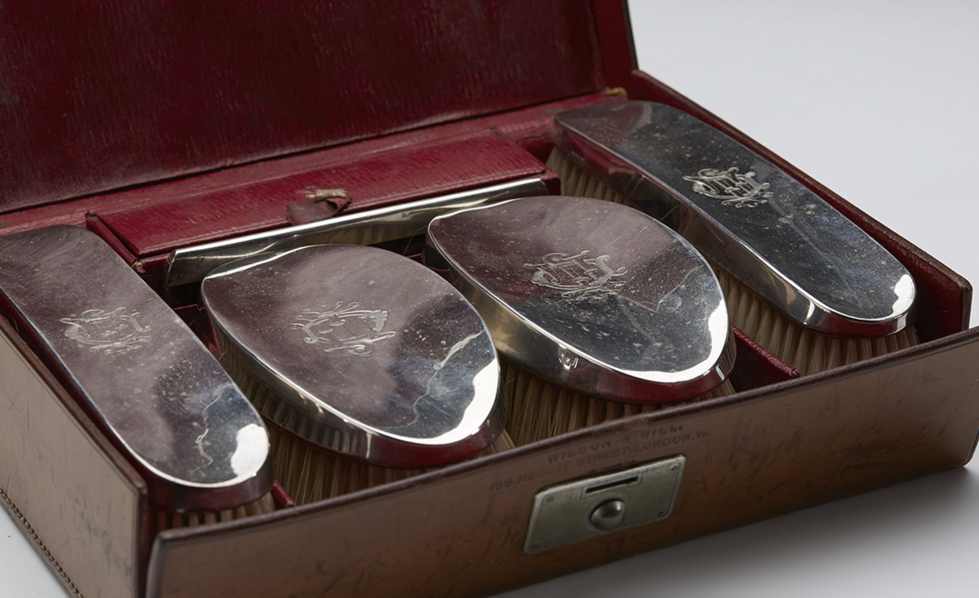 ANTIQUE WILSON & GILL SILVER MOUNTED GROOMING SET c.1909 - Image 2 of 9