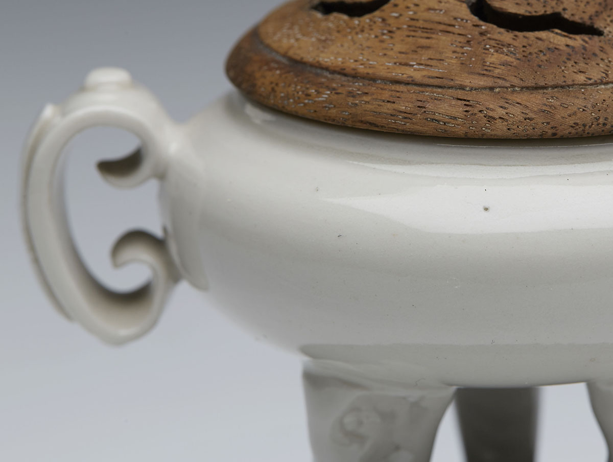 ANTIQUE CHINESE DEHUA TRIPOD CENSER 19TH C OR EARLIER - Image 7 of 7