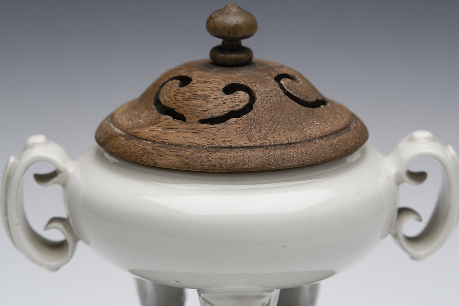 ANTIQUE CHINESE DEHUA TRIPOD CENSER 19TH C OR EARLIER - Image 2 of 7