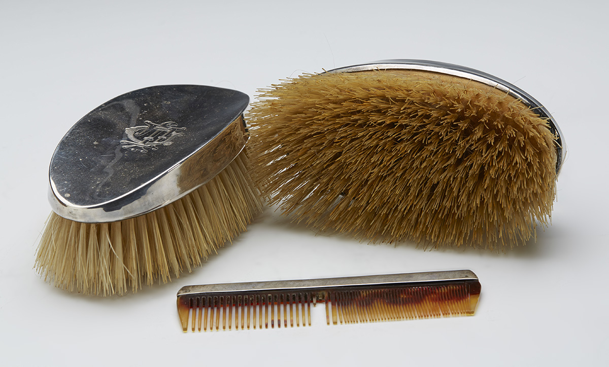 ANTIQUE WILSON & GILL SILVER MOUNTED GROOMING SET c.1909 - Image 4 of 9