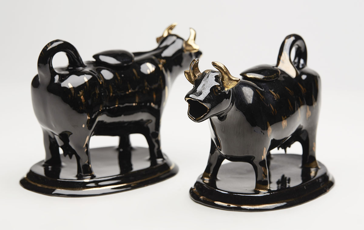 ANTIQUE PAIR JACKFIELD BLACK & GILT COW CREAMERS 19TH C. - Image 3 of 9