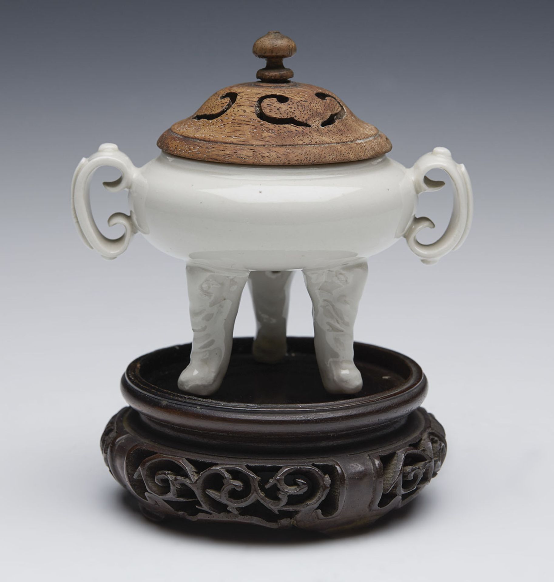ANTIQUE CHINESE DEHUA TRIPOD CENSER 19TH C OR EARLIER - Image 4 of 7