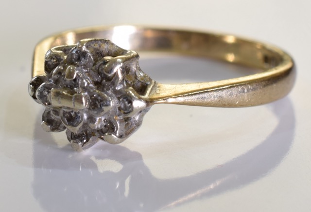 A 9ct gold diamond cluster ring. 2.0 grms - size M - Image 3 of 3