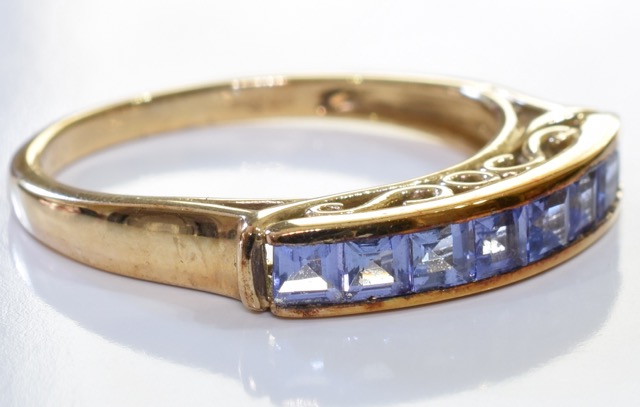 A 9ct gold Tanzanite ring. A square-shape tanzanite line dress ring. 2.4 grms - size I. - Image 2 of 4