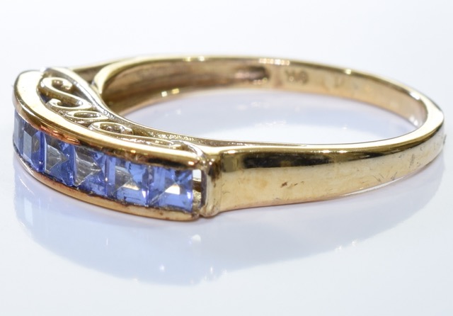 A 9ct gold Tanzanite ring. A square-shape tanzanite line dress ring. 2.4 grms - size I. - Image 3 of 4