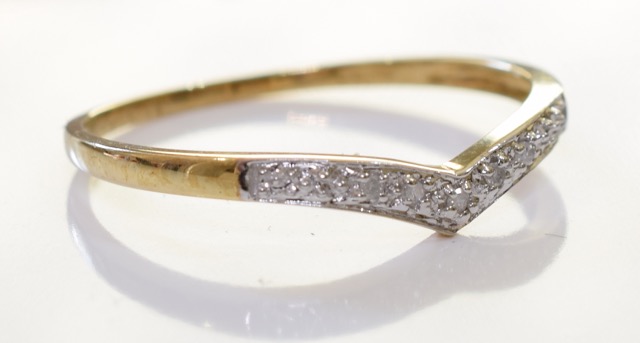 A 9ct goid chevron style diamond ring. A row of graduated diamonds set in a 9ct gold chevron - Image 2 of 2