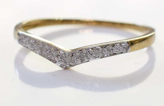 A 9ct goid chevron style diamond ring. A row of graduated diamonds set in a 9ct gold chevron