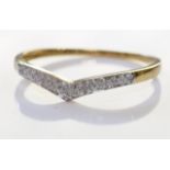 A 9ct goid chevron style diamond ring. A row of graduated diamonds set in a 9ct gold chevron