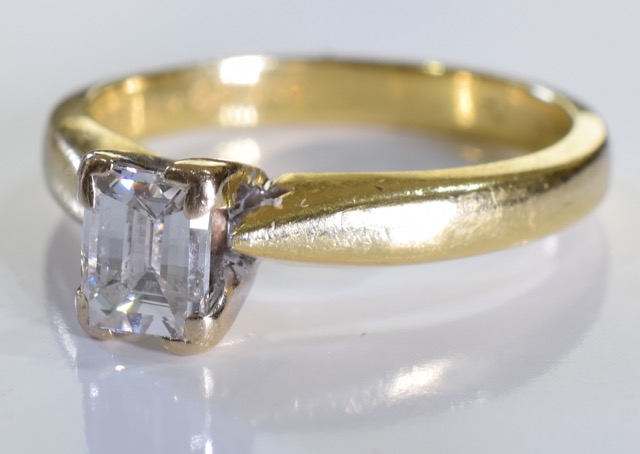 A 18ct Gold Emerald cut diamond ring. Size J. The diamond is of very good quality, clear without - Image 3 of 5