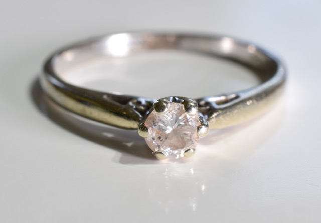 9CT WHITE GOLD SINGLE SOLITAIRE RING - TOTAL DIAMOND CONTENT APPROX: 0.30 CT.