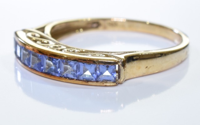 A 9ct gold Tanzanite ring. A square-shape tanzanite line dress ring. 2.4 grms - size I. - Image 4 of 4