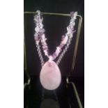 ROSE QUARTZ AND AMYTHYST NECKLACE A very pretty necklace with pink beads, white quartz and pink