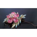 STUNNING VINTAGE CRYSTAL FLOWER BROOCH WITH SAFETY CHAIN A stunning sparkling brooch in the form