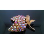 VINTAGE CRYSTAL AND GOLD TONE BROOCH Vintage brooch in the shape of a flower made from small