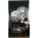 GROUP OF VARIOUS METALWARE TO INCLUDE 1950s SERVING DISH WITH MAKERS MARKS, BREAD/FRUIT BASKET,