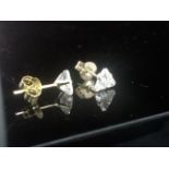 9CT GOLD STUD EARRINGS, EACH SET WITH A STUNNING TRIANGLE SHAPED WHITE STONE (CUBIC ZIRCONIA) Low