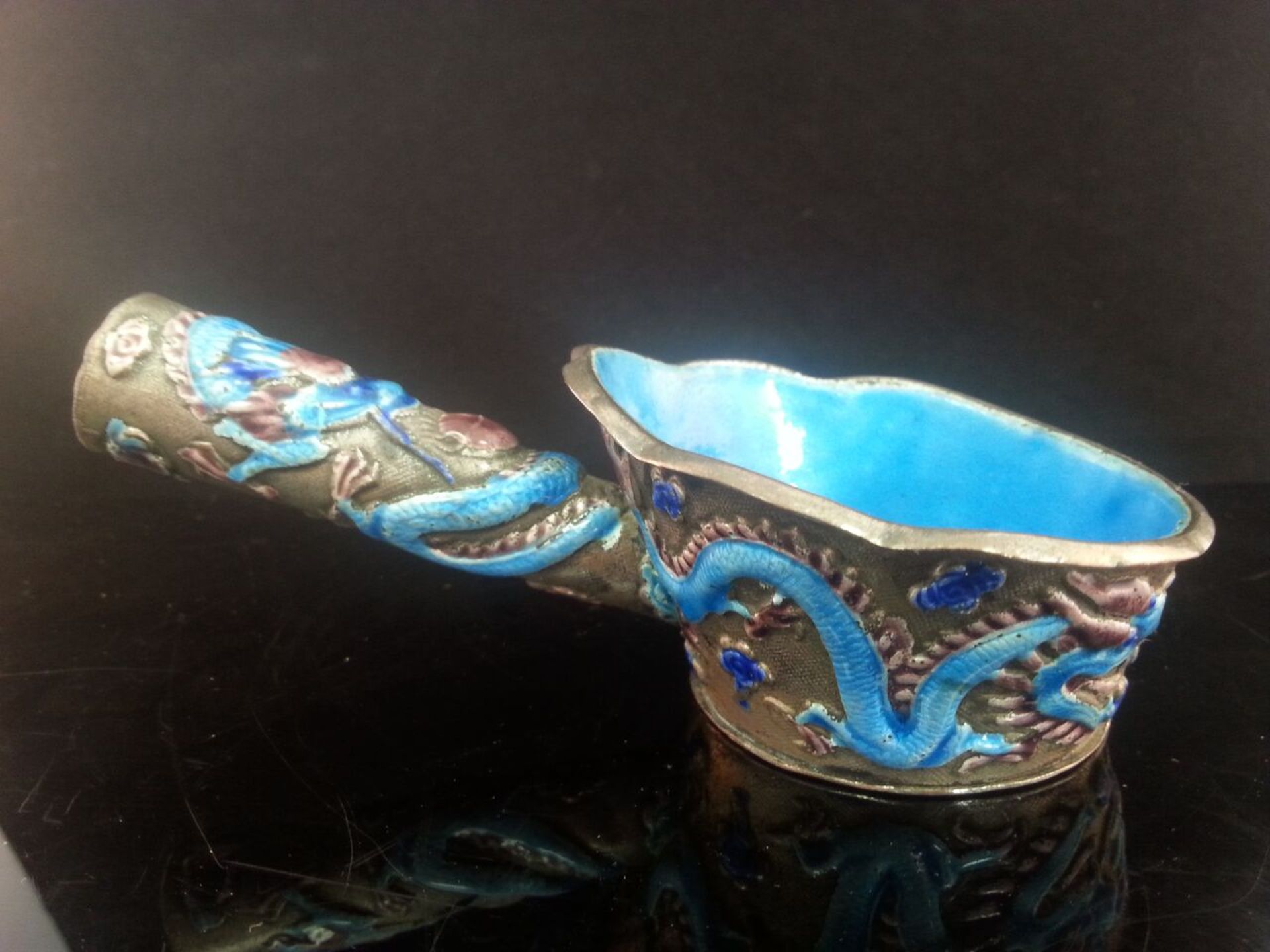 STUNNING ANTIQUE CHINESE SILK IRON C.1900, BEAUTIFULLY DECORATED WITH BLUE ENAMEL LINING &