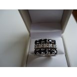 This ring features 1 row of 5 round cut white diamonds for a total weight of 1 ct, and 2 rows of