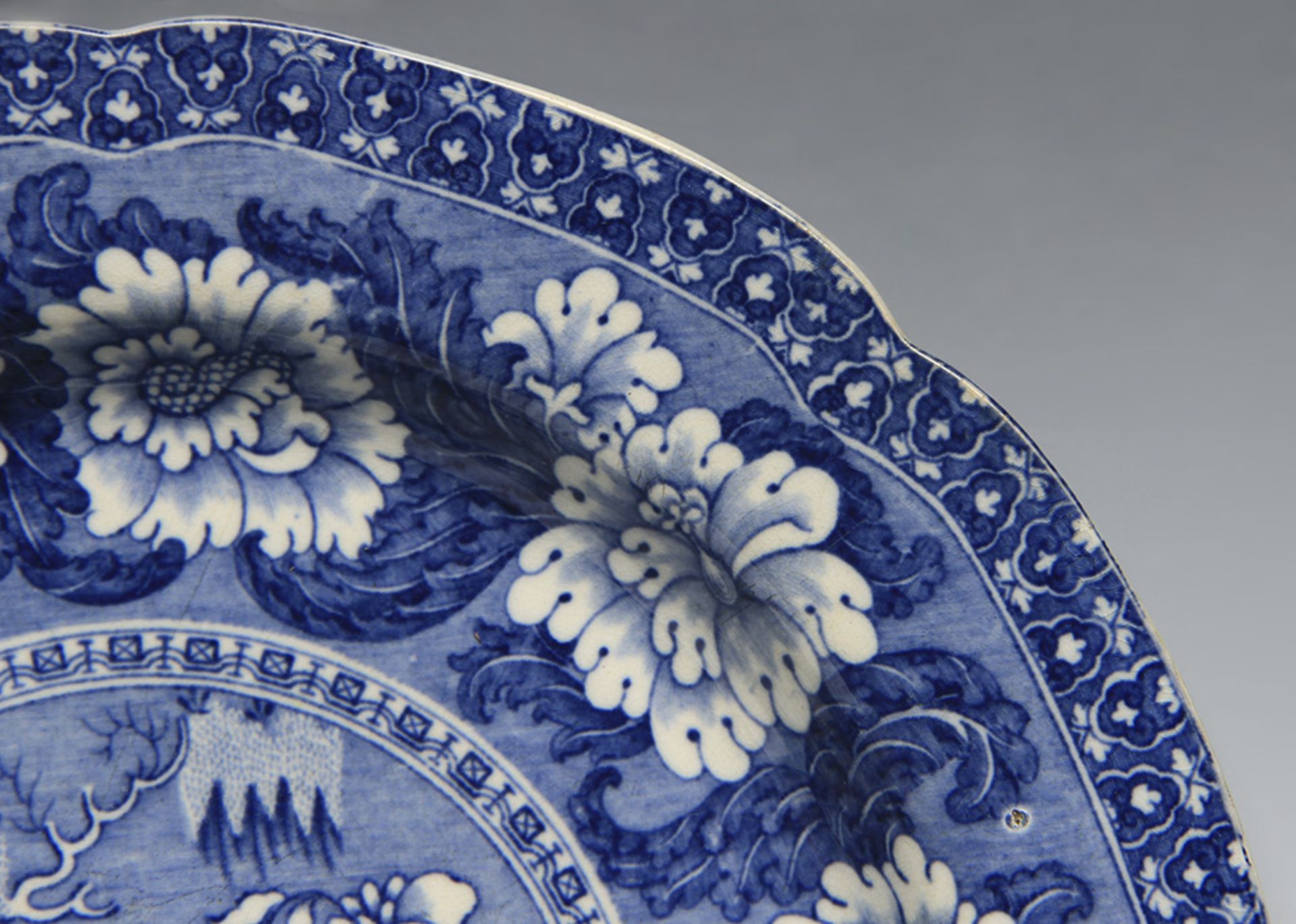 ANTIQUE STAFFORDSHIRE FLORAL SCENE BLUE & WHITE PLATE c.1820 - Image 6 of 10