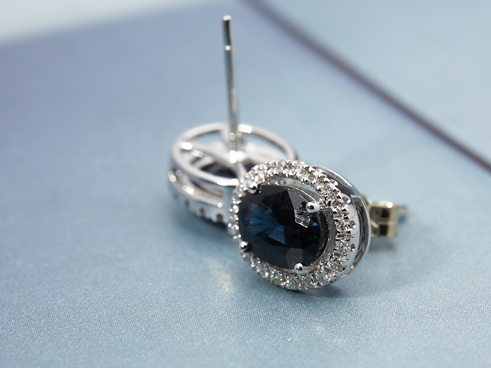 18k White Gold Oval Cut 3.46ct Sapphire & 0.31ct Diamond Cluster Earrings - Image 2 of 4