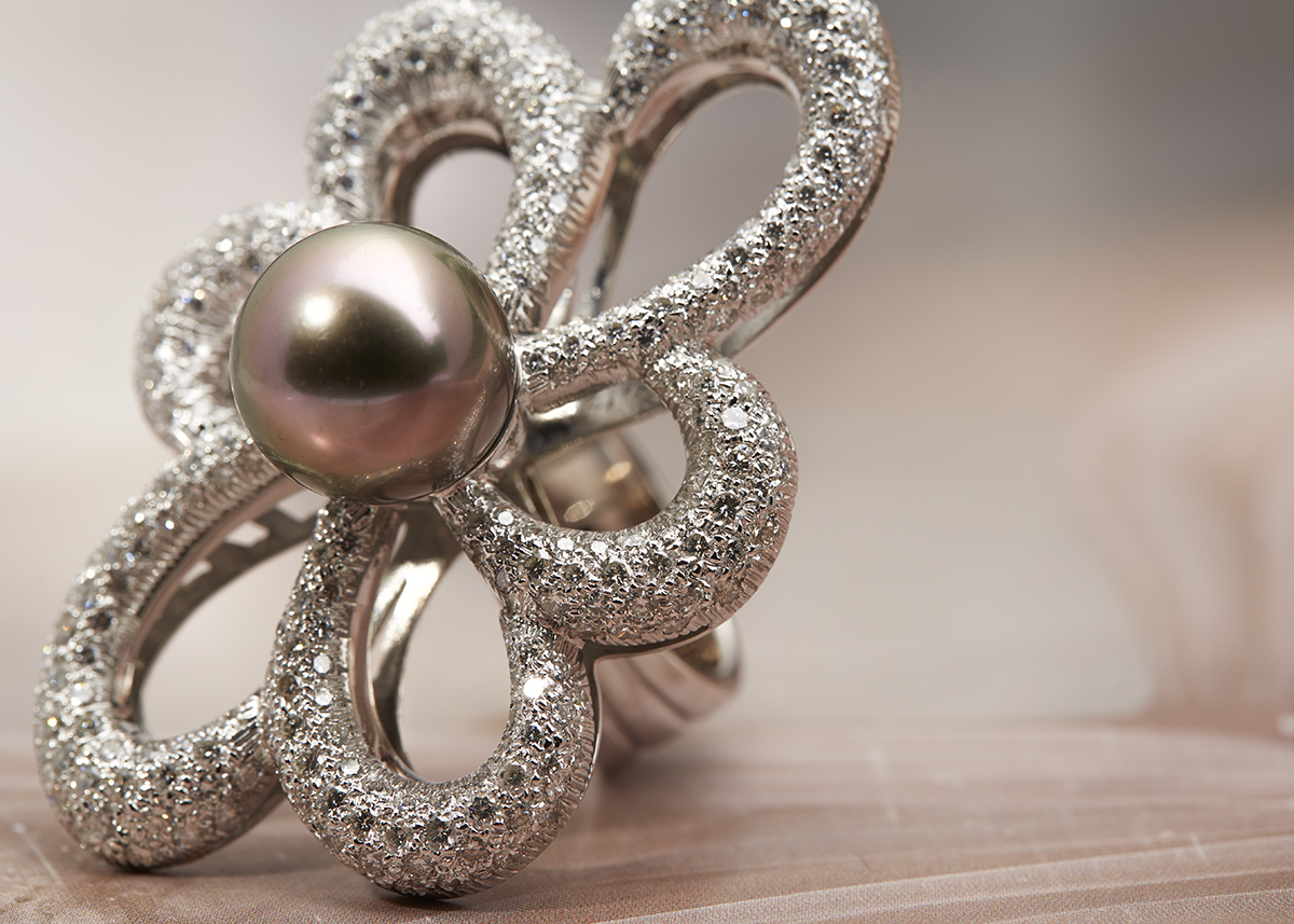 18k White Gold Pearl & Diamond Flower Design Ring - Image 4 of 5