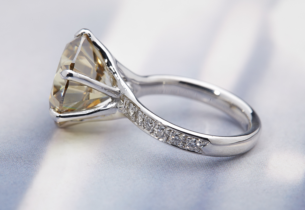 18k White Gold 9.45ct Solitaire Moissanite & Diamond Ring - Image 4 of 6