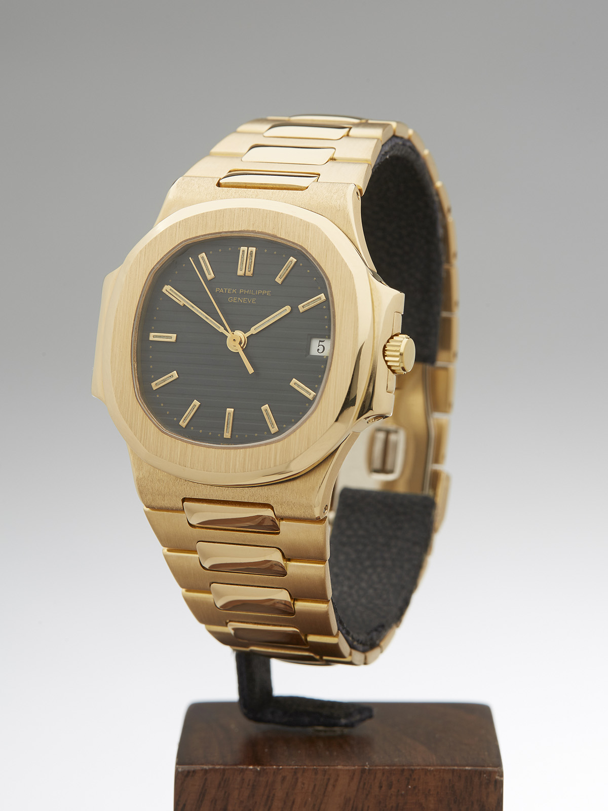 Patek Philippe, Nautilus. Low Premium at 6%