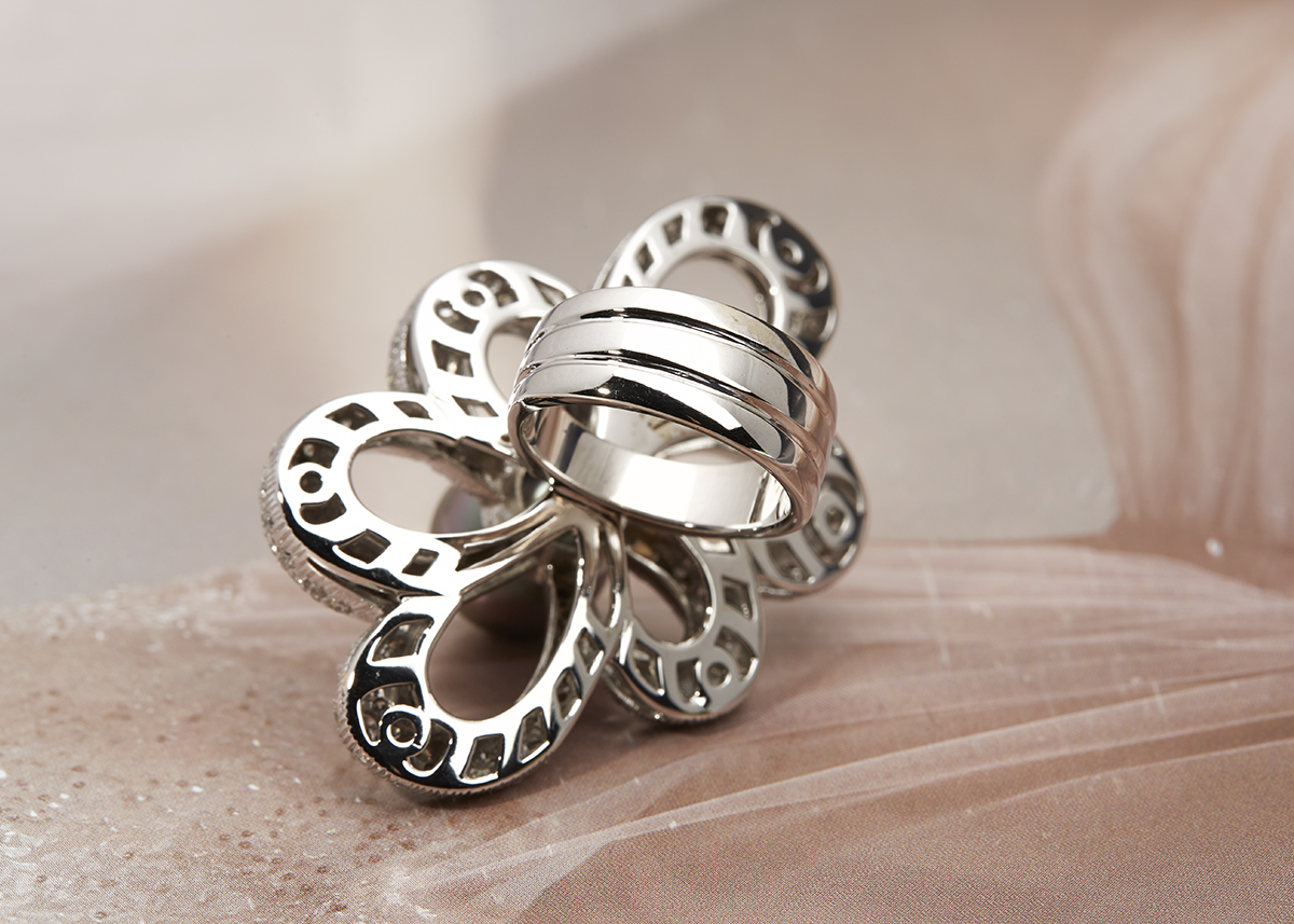 18k White Gold Pearl & Diamond Flower Design Ring - Image 3 of 5