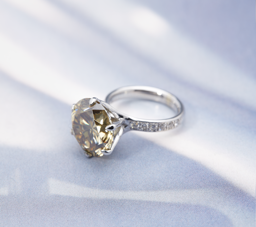 18k White Gold 9.45ct Solitaire Moissanite & Diamond Ring - Image 2 of 6