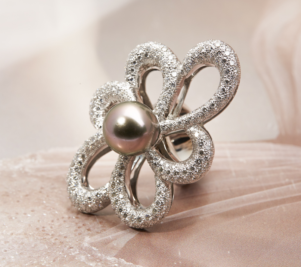 18k White Gold Pearl & Diamond Flower Design Ring