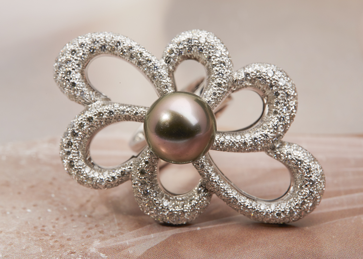 18k White Gold Pearl & Diamond Flower Design Ring - Image 2 of 5