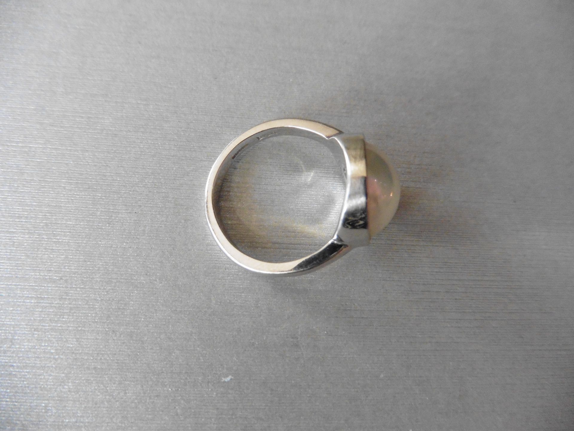 18ct white gold plain pearl dress ring. Set with a white pearl measuring 14mm width x 5mm deep. - Image 3 of 4