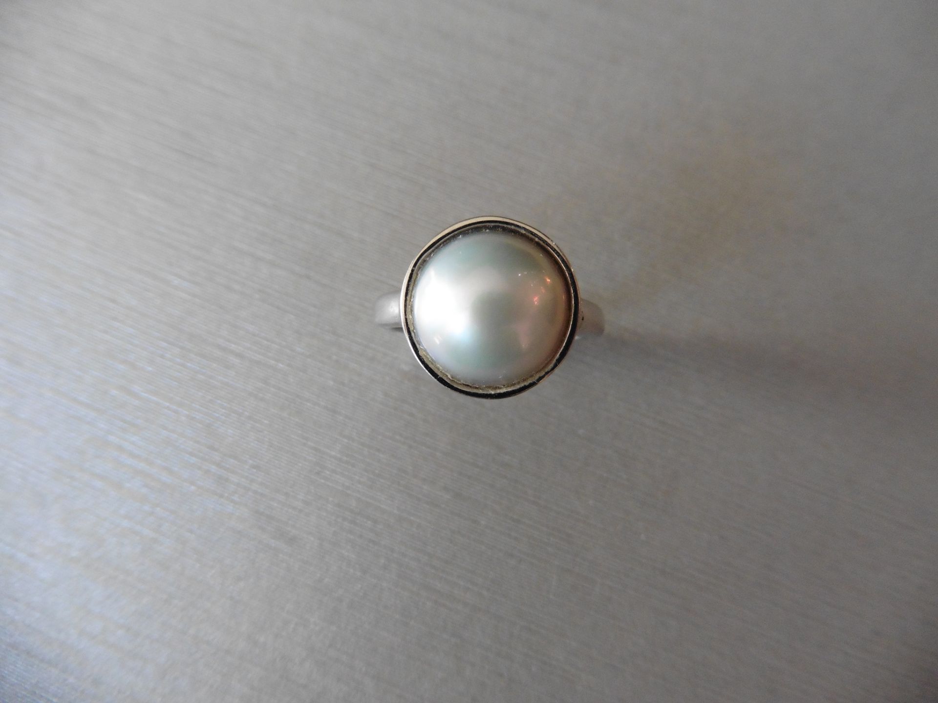 18ct white gold plain pearl dress ring. Set with a white pearl measuring 14mm width x 5mm deep. - Image 4 of 4