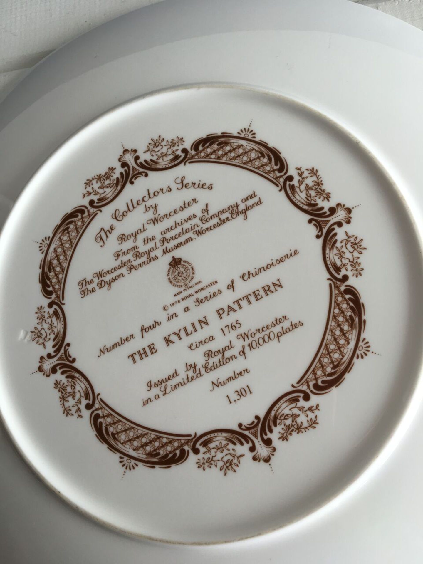 ROYAL WORCESTER COLLECTORS SERIES PLATE "THE KYLIN PATTERN" APPROX 27CM. GOOD CONDITION - NO OBVIOUS - Image 2 of 2