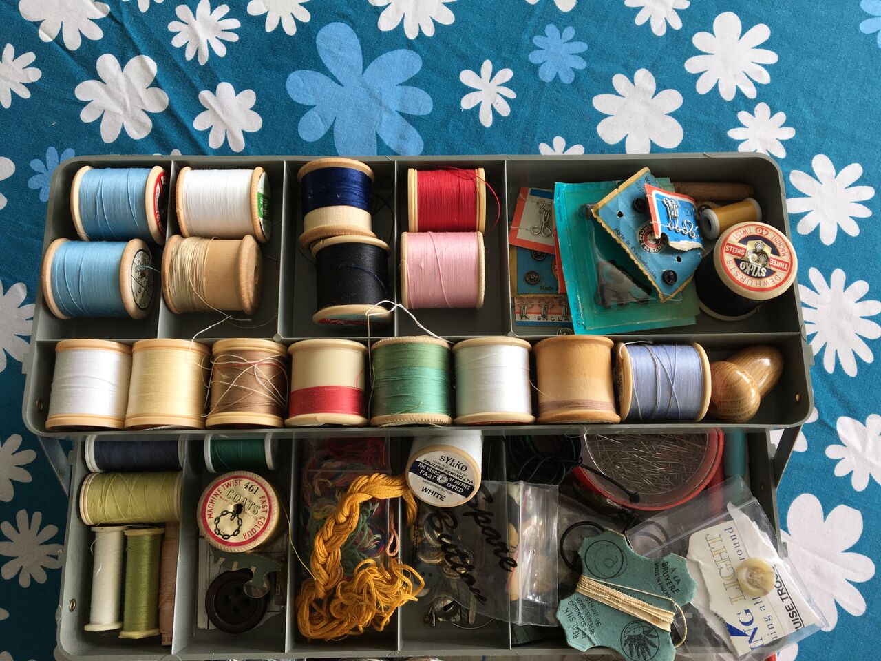 SEWING BOX WITH HUGE ASSORTMENT OF VINTAGE SEWING ACCESSORIES, IMPLEMENTS ETC. TOO MANY TO LIST. - Image 3 of 6