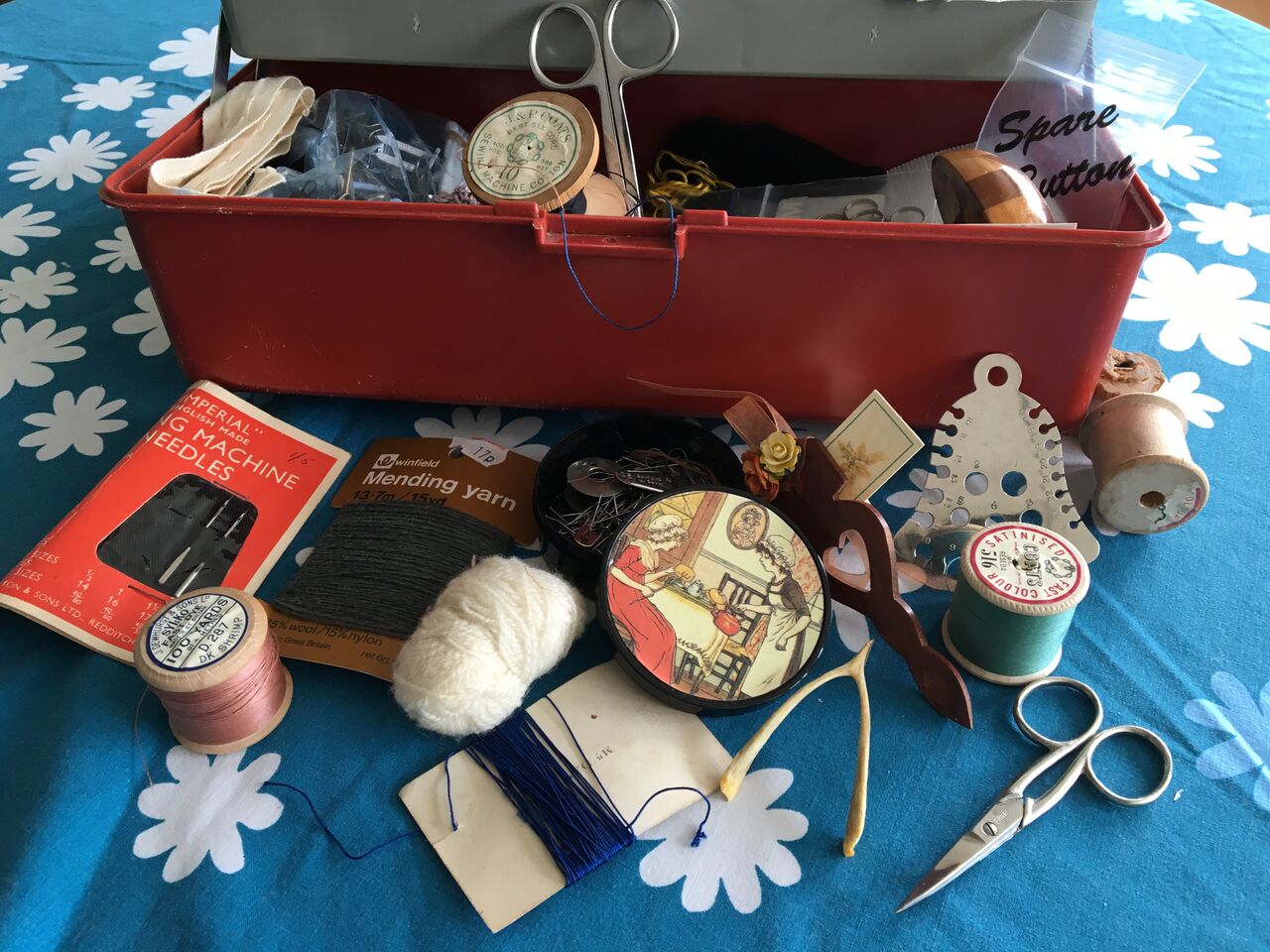 SEWING BOX WITH HUGE ASSORTMENT OF VINTAGE SEWING ACCESSORIES, IMPLEMENTS ETC. TOO MANY TO LIST. - Image 6 of 6