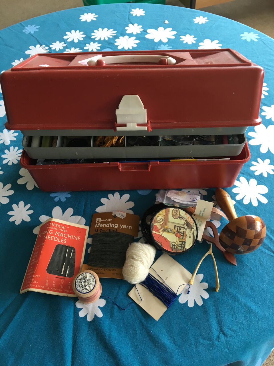 SEWING BOX WITH HUGE ASSORTMENT OF VINTAGE SEWING ACCESSORIES, IMPLEMENTS ETC. TOO MANY TO LIST. - Image 5 of 6
