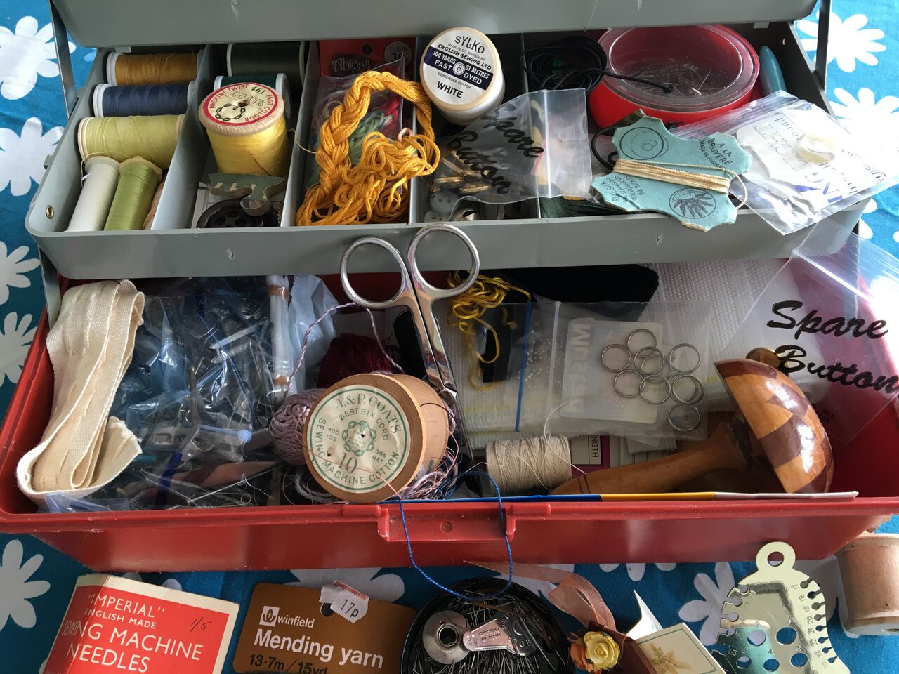 SEWING BOX WITH HUGE ASSORTMENT OF VINTAGE SEWING ACCESSORIES, IMPLEMENTS ETC. TOO MANY TO LIST. - Image 4 of 6