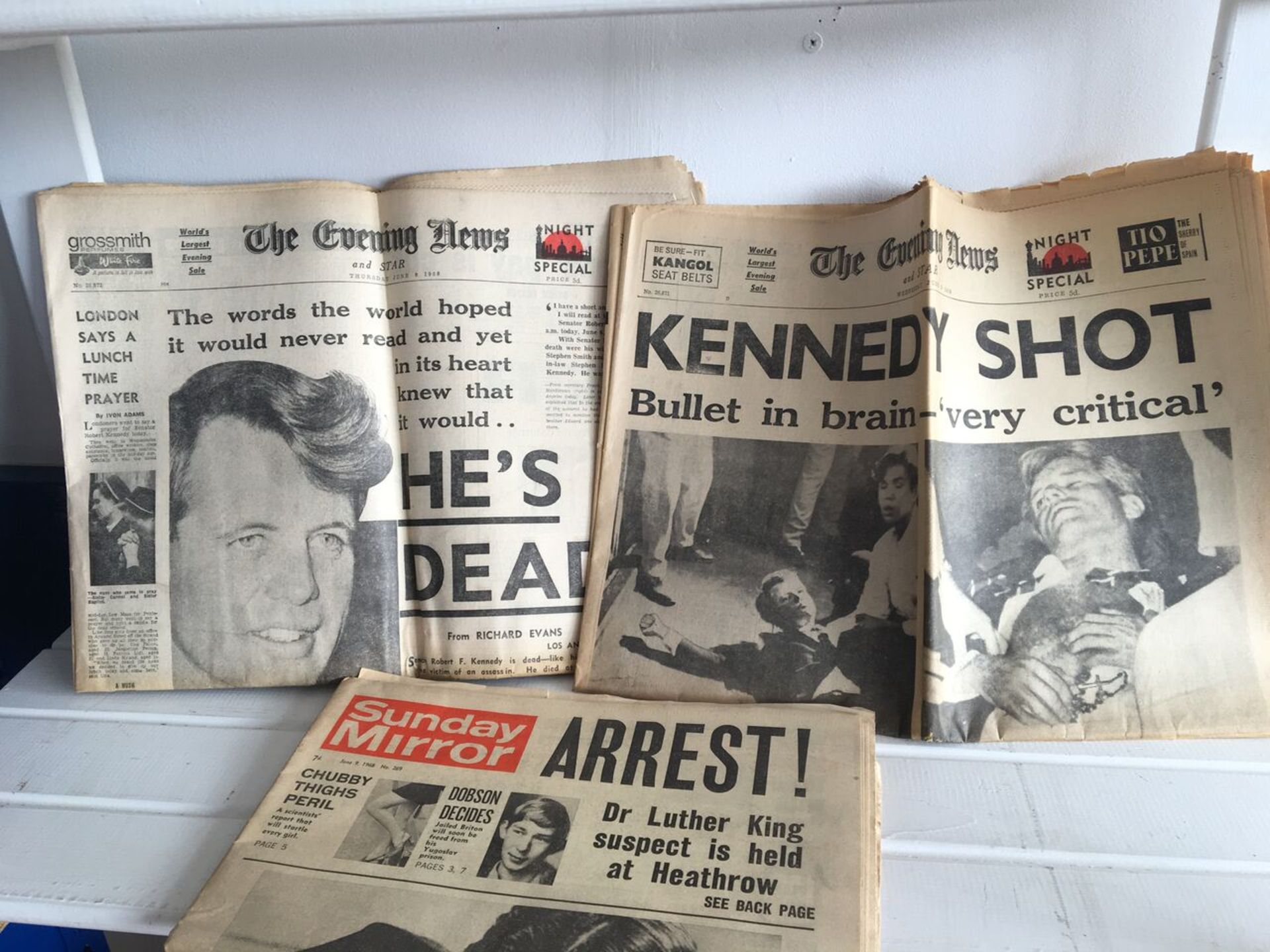 THREE ORIGINAL NEWSPAPERS REPORTING ON THE ASSASSINATION OF JFK / JOHN F KENNEDY. FREE UK