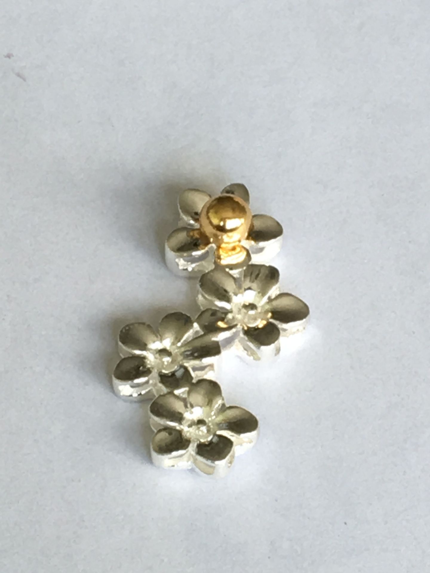 STERLING SILVER (STAMPED 925) PENDANT DROP IN THE FORM OF FOUR DAISY FLOWERS WITH A GOLD PLATED BALL