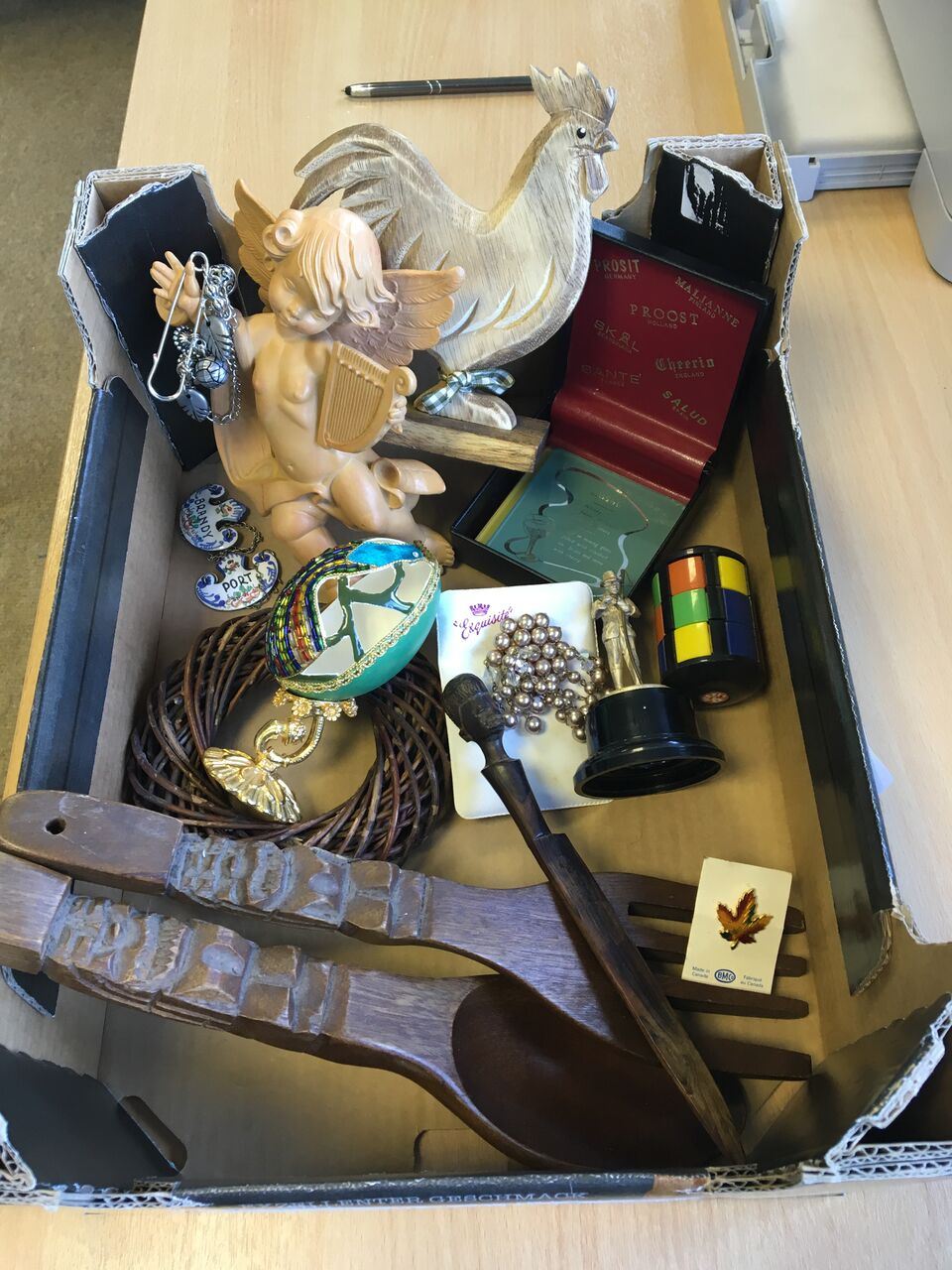 BOX OF MISCELLANEOUS CURIOS TO INCLUDE AFRICAN CARVED WOODEN ITEMS, BROOCHES, DECORATIVE EGG ETC (