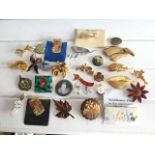 LARGE COLLECTION OF VINTAGE COSTUME JEWELLERY AND BADGES, MOSTLY BROOCHES (29 ITEMS IN TOTAL) ALL IN