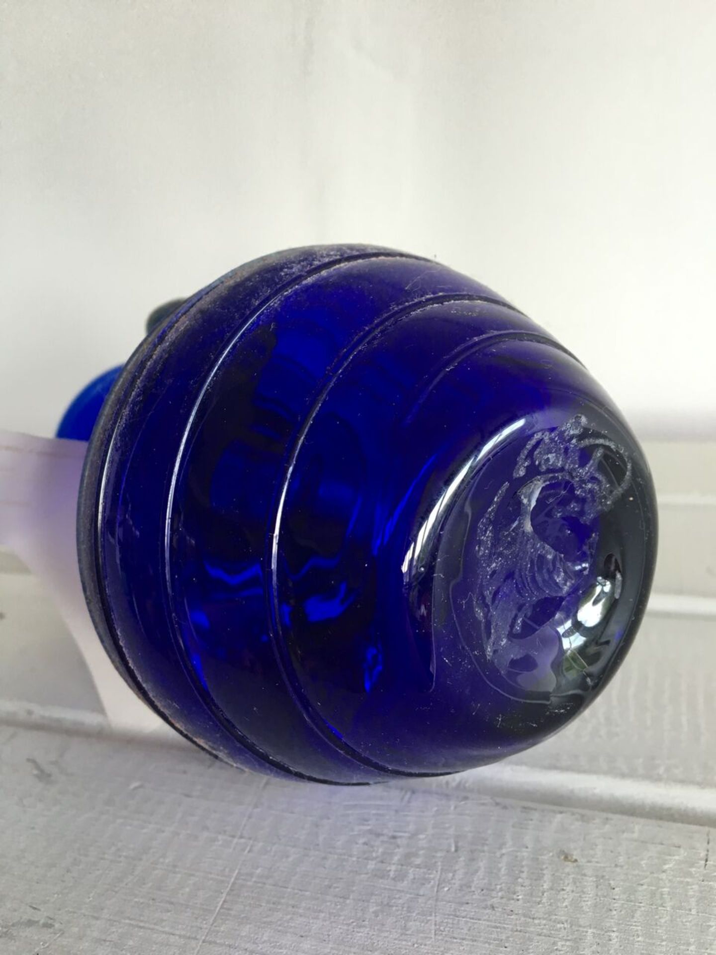 ITALIAN ART GLASS VASE IN BLUES, IN VERY GOOD CONDITION WITH ORIGINAL LABEL - FADED. 14CM HIGH. FREE - Image 3 of 4