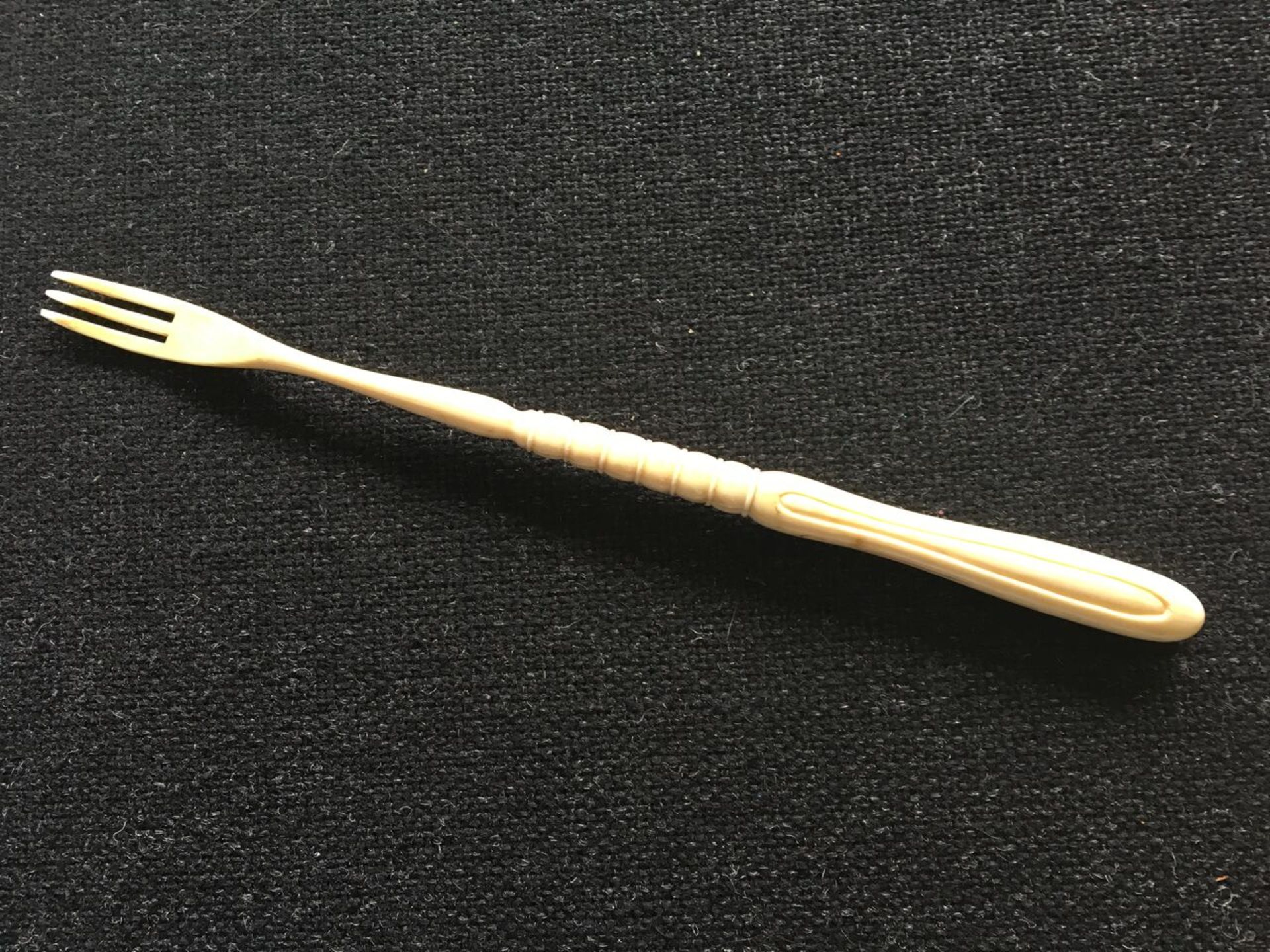 A LATE 19TH CENTURY ANTIQUE FORK MADE OF IVORY. APPROX 25CM. FREE UK DELIVERY. NO VAT.