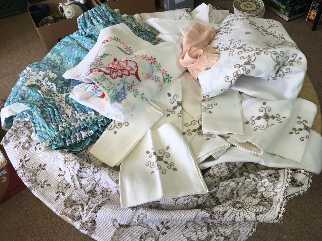 LARGE LOT OF VINTAGE TABLEWARE - MOSTLY EMBROIDERED LINEN TOGETHER WITH A PAIR OF RETRO CURTAINS -