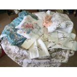 LARGE LOT OF VINTAGE TABLEWARE - MOSTLY EMBROIDERED LINEN TOGETHER WITH A PAIR OF RETRO CURTAINS -