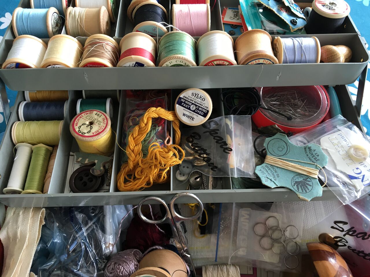 SEWING BOX WITH HUGE ASSORTMENT OF VINTAGE SEWING ACCESSORIES, IMPLEMENTS ETC. TOO MANY TO LIST. - Image 2 of 6